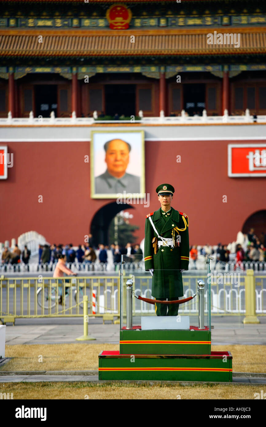 Soldat debout devant le portrait du président Mao porte Tiananmen Chine Beijing Banque D'Images