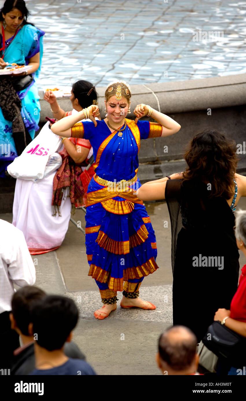 Une jeune femme démontre des techniques de danse traditionnelle indienne de Trafalgar Square, Londres Banque D'Images