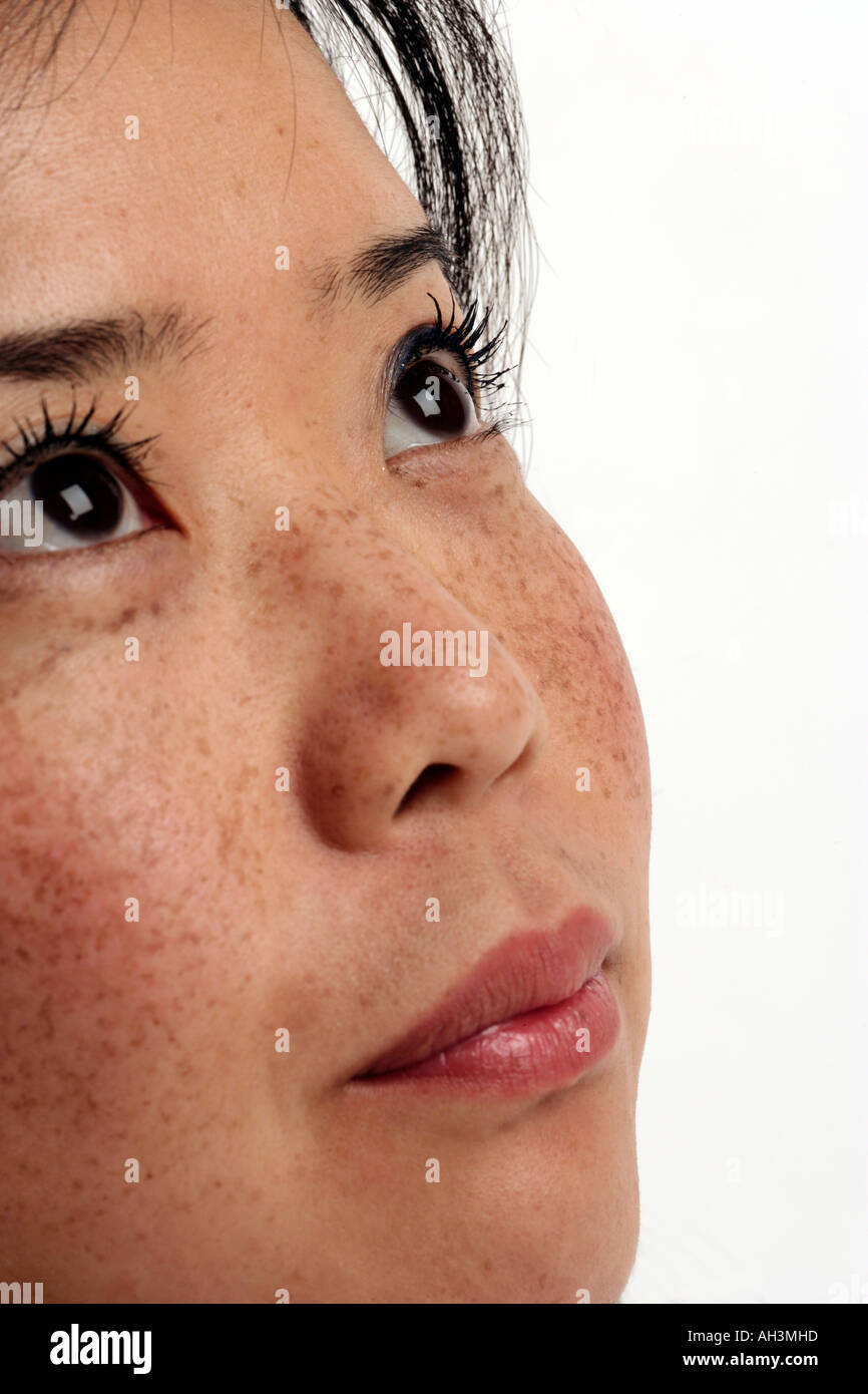 Femme orientale jusqu'à la close up de ses yeux et le visage de rousseur Banque D'Images