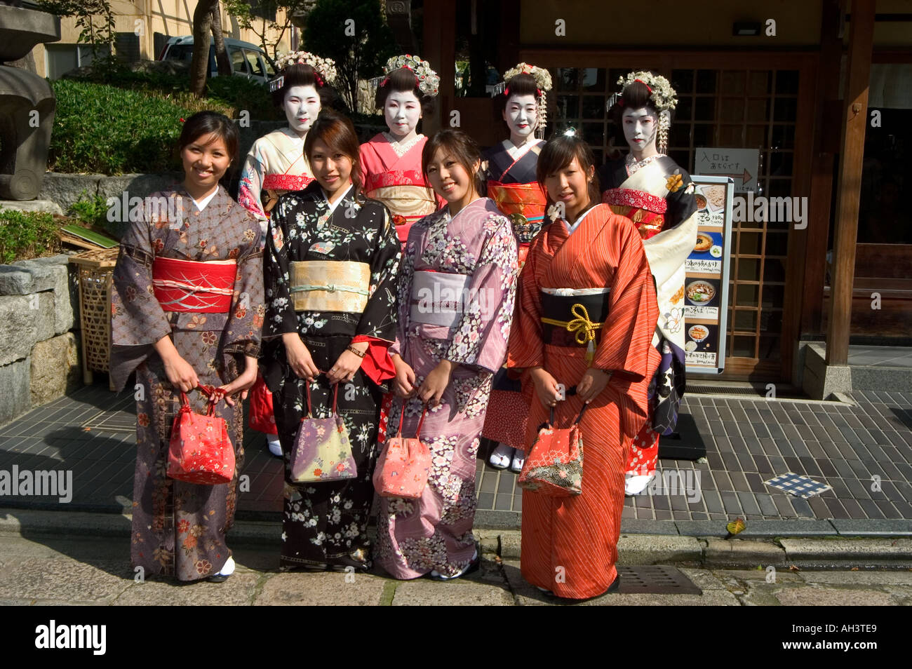 Les jeunes filles portant un yukata kimono Geisha Maiko dans la ville de Kyoto Gion Honshu au Japon Banque D'Images