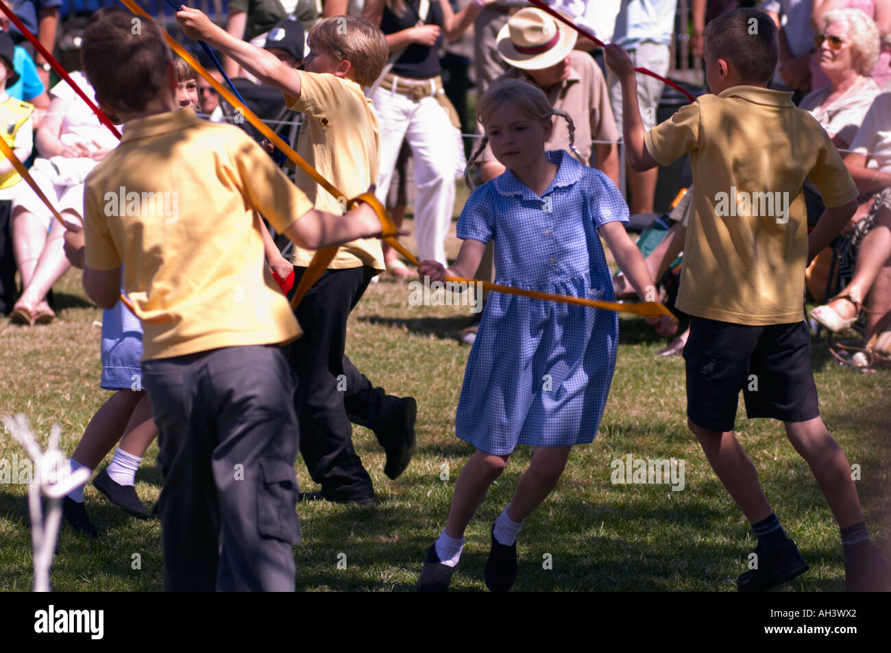 Les enfants dansant autour d'un mât dans 'Grande-bretagne' Banque D'Images