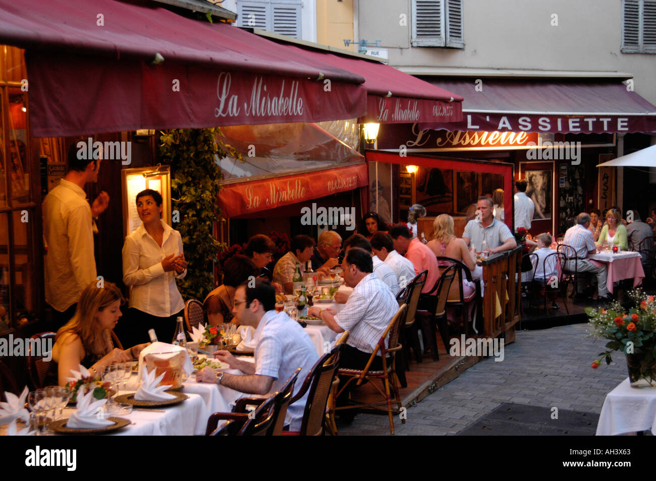 Les gens manger dehors dans les restaurants du Suquet, Cannes, France Banque D'Images