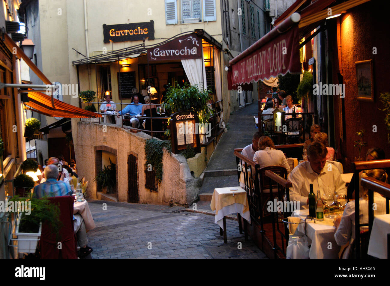 Les gens manger dehors dans les restaurants du Suquet, Cannes France Banque D'Images