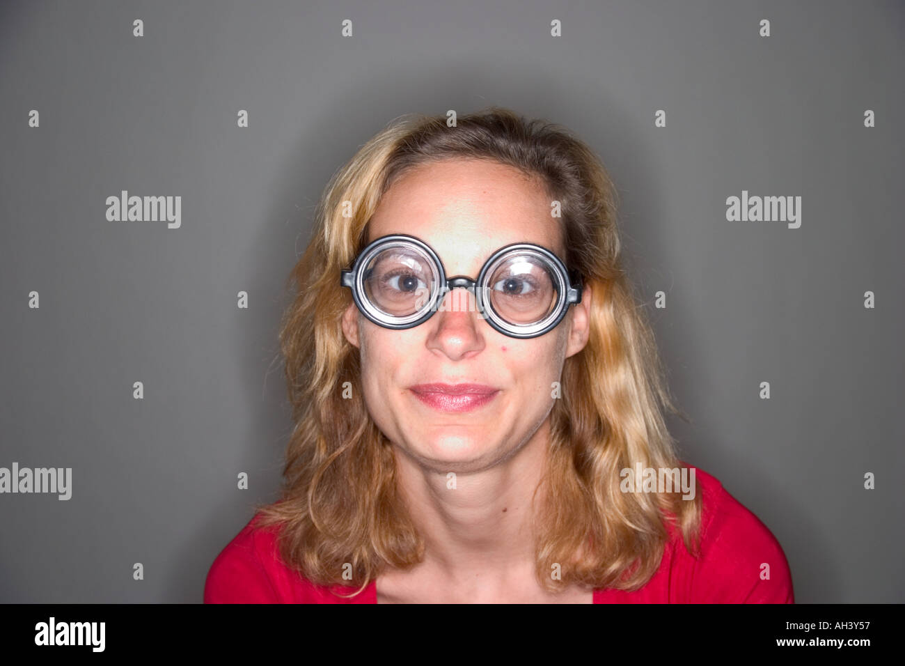 Yong blond woman wearing toy lunettes avec verres épais Parution Modèle  Photo Stock - Alamy