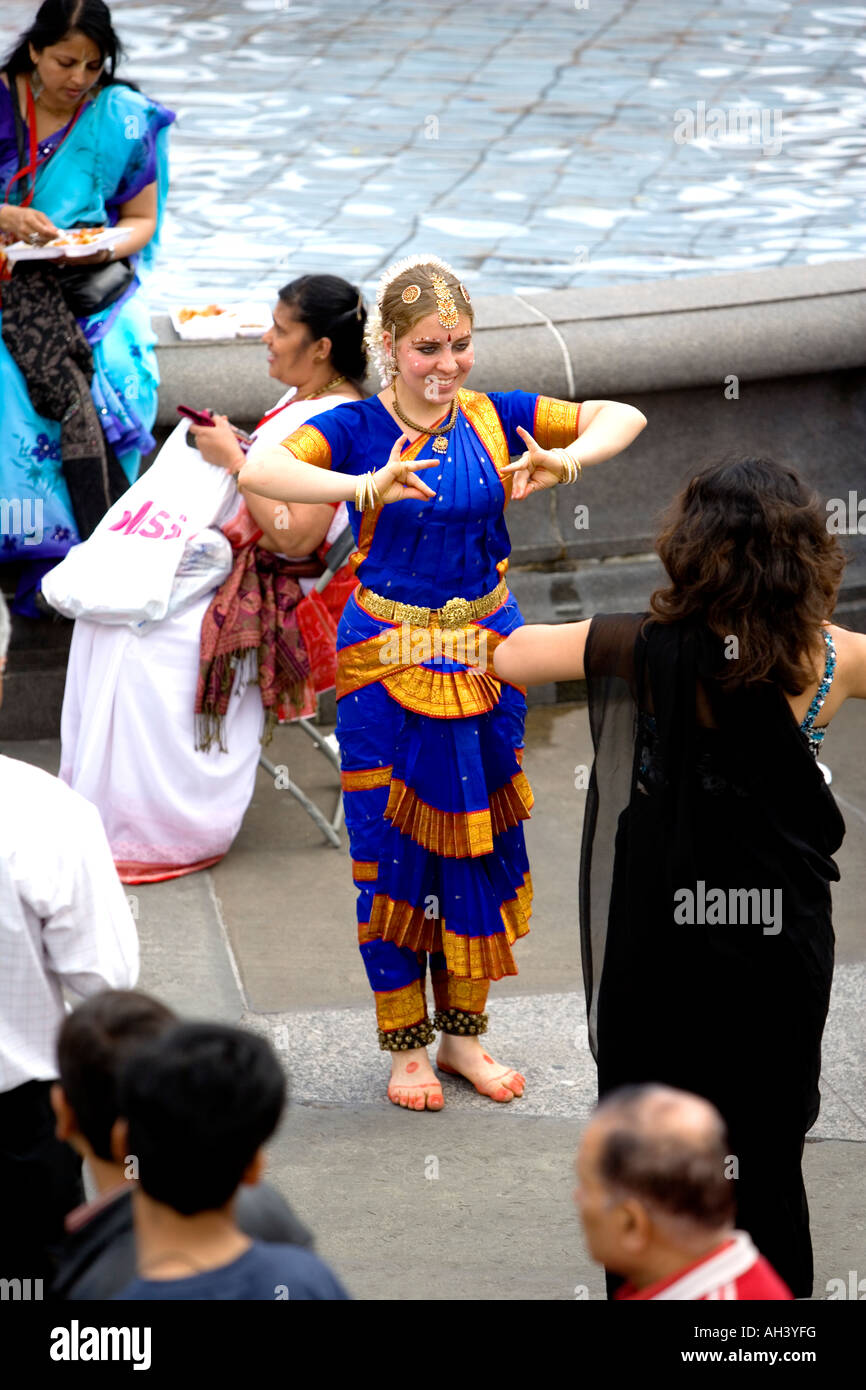 Démonstration de danse indienne au Festival Hare Krishna de chars Trafalgar Square London 2007 Banque D'Images