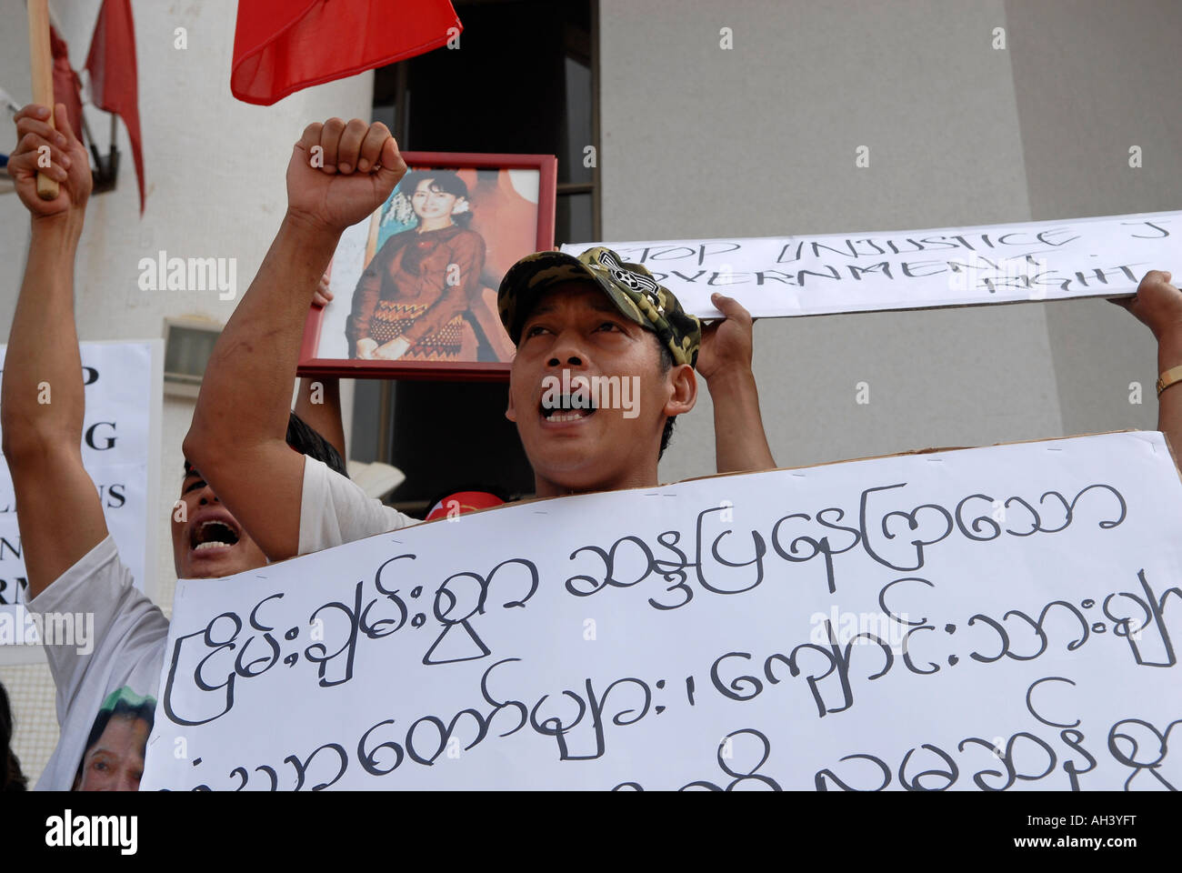 Des membres de la communauté birmane détiennent des écriteaux contre le régime militaire du Myanmar devant l'ambassade du Myanmar à tel-Aviv en Israël Banque D'Images