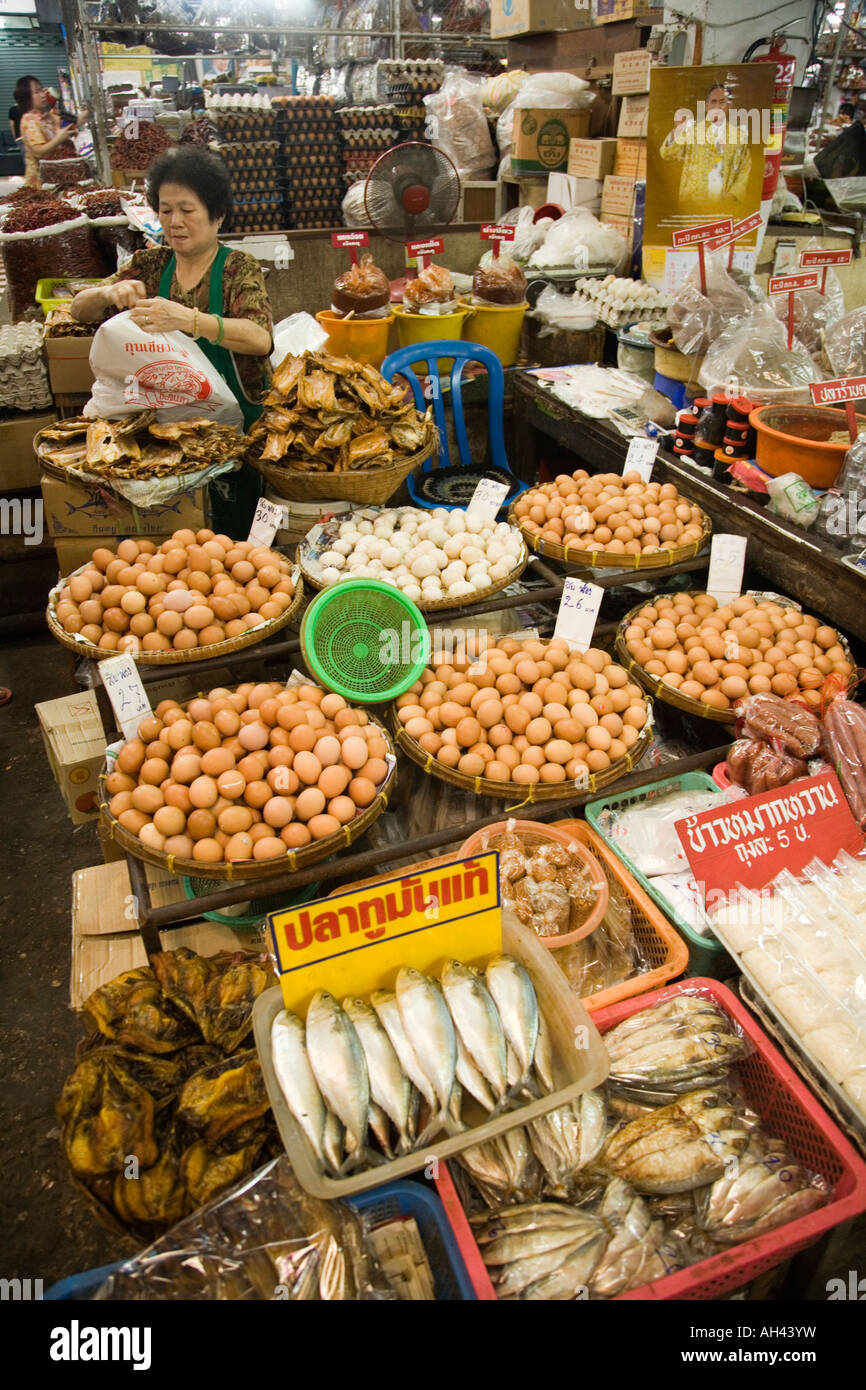 Marché de vente d'oeufs frais et de poisson non réfrigéré et de nourriture sèche à Chiang Rai, marché de rue. Thaïlande. Banque D'Images