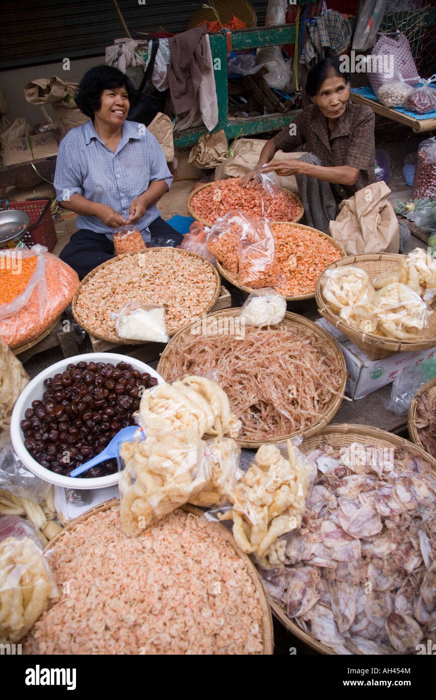 Vendeur de rue vendant des aliments secs à Ayutthaya, Thaïlande marché de rue Banque D'Images