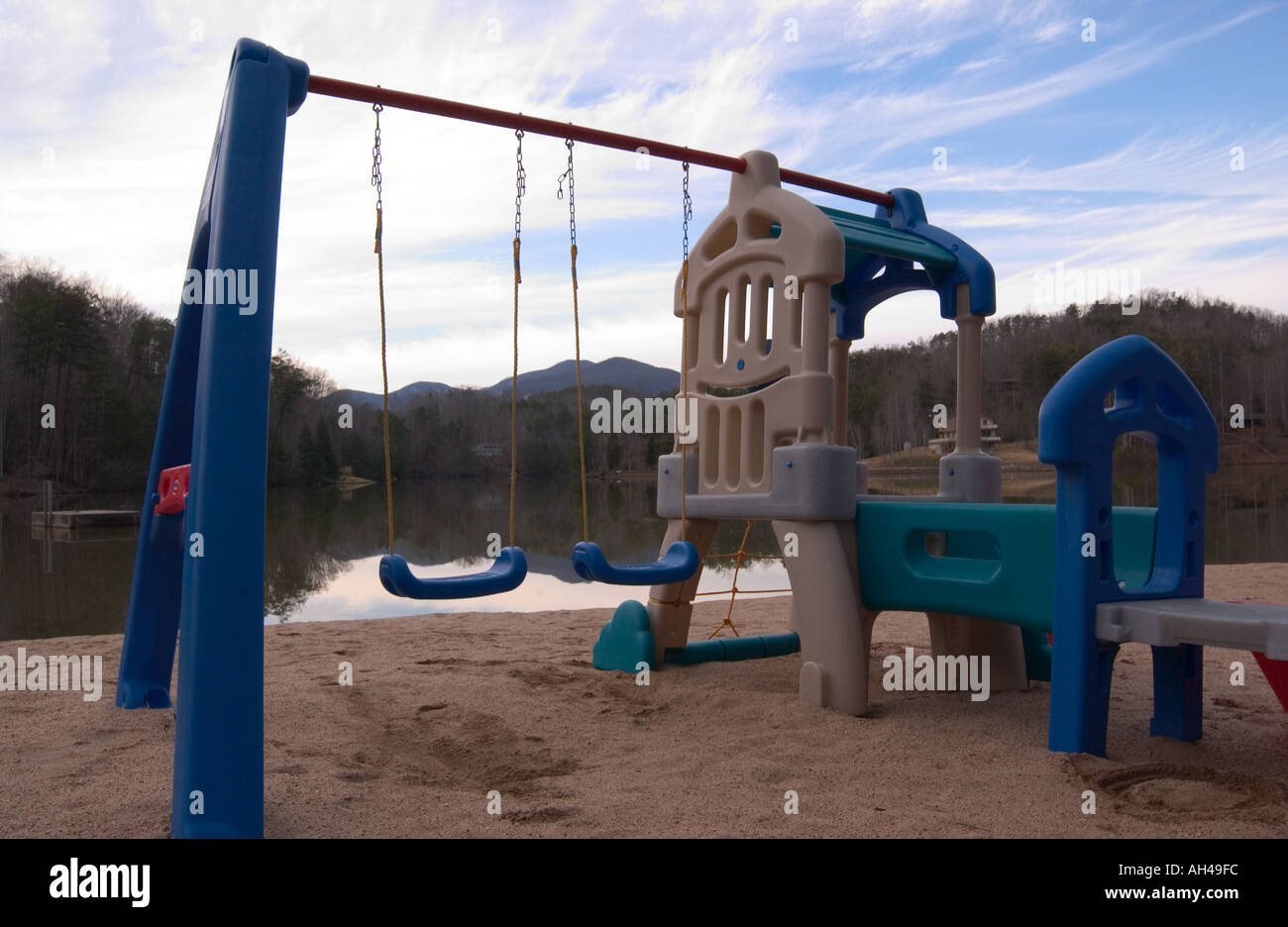 Terrain de jeu animé à Mirror Lake, Caroline du Nord, États-Unis, entouré d'une végétation luxuriante par une journée tranquille. Banque D'Images