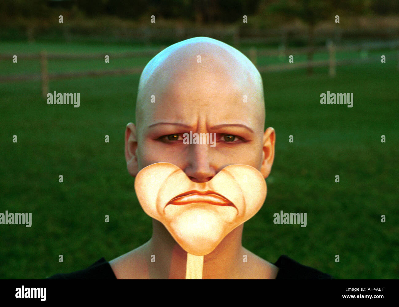 Photo de femme chauve avec fronçant face clown Banque D'Images