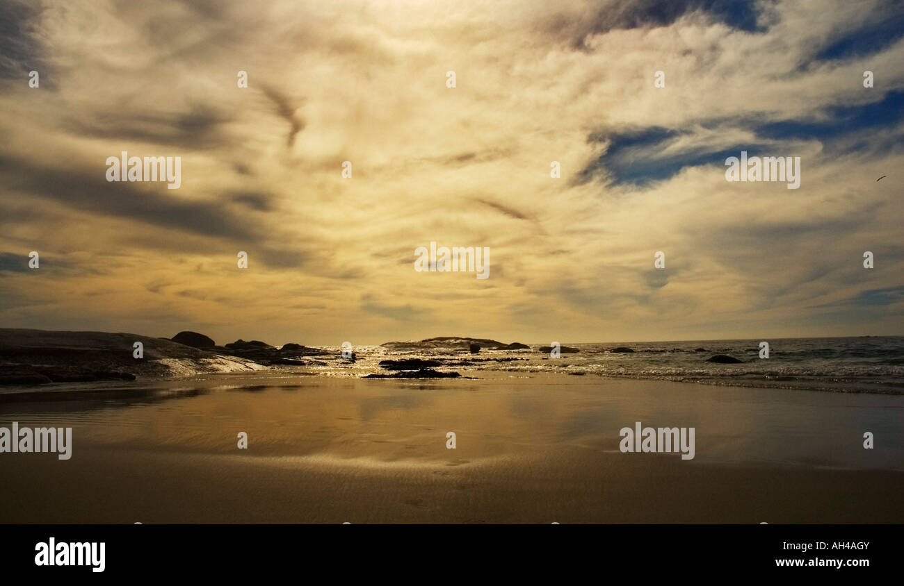 Le sable et l'océan au coucher du soleil Banque D'Images