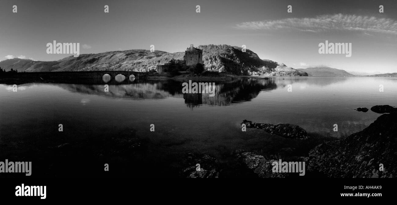 Le Château d'Eilean Donan et miroir reflet dans le lac, Loch Duich, Dornie, Ecosse Banque D'Images