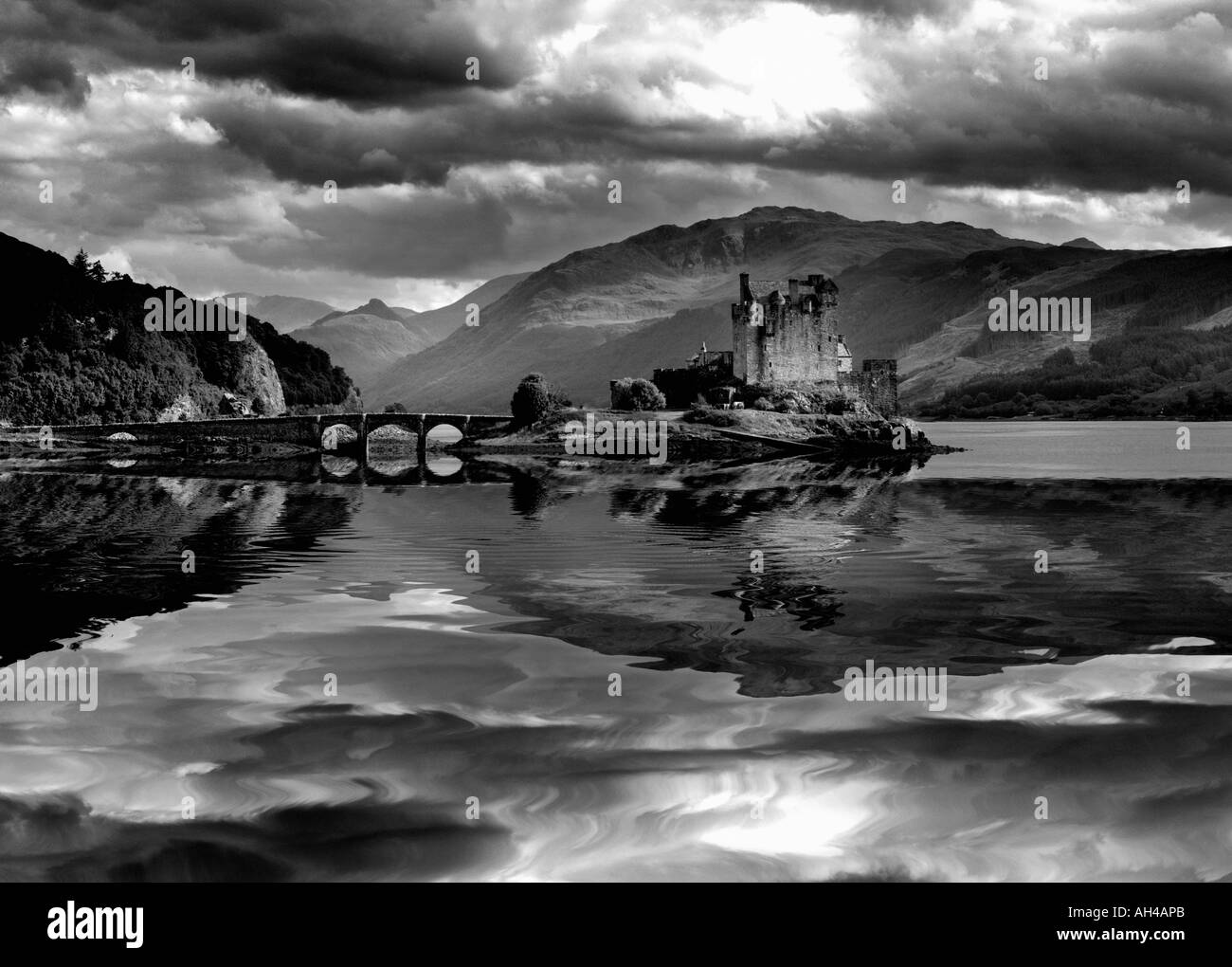 Nuages spectaculaires sur le château d'Eilean Donan et miroir reflet dans le lac, Loch Duich, Dornie, Ecosse Banque D'Images