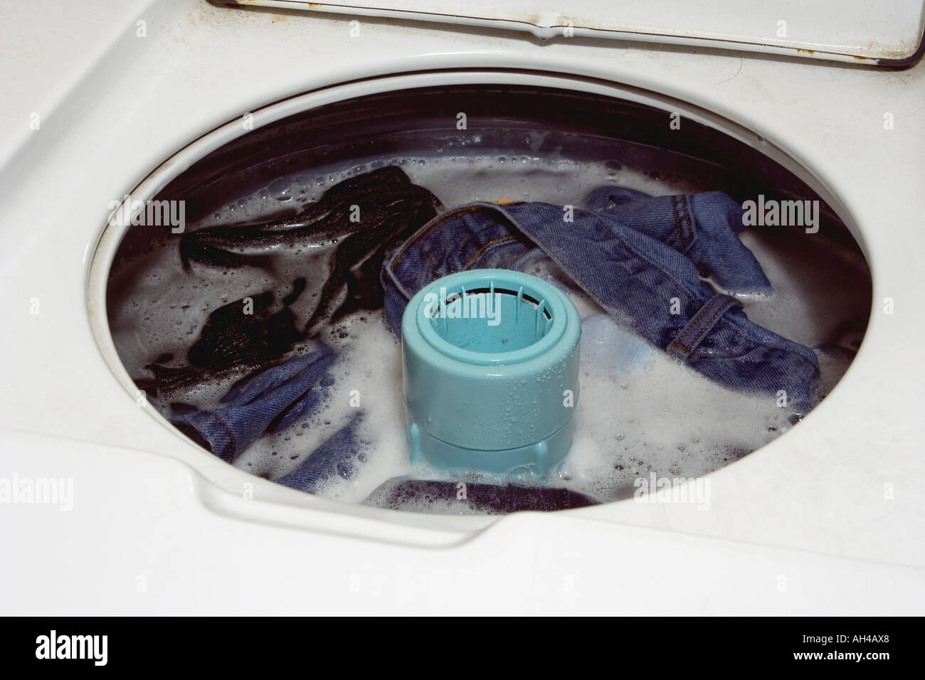 Ancienne machine à laver à chargement par le haut pour laver le linge Photo  Stock - Alamy