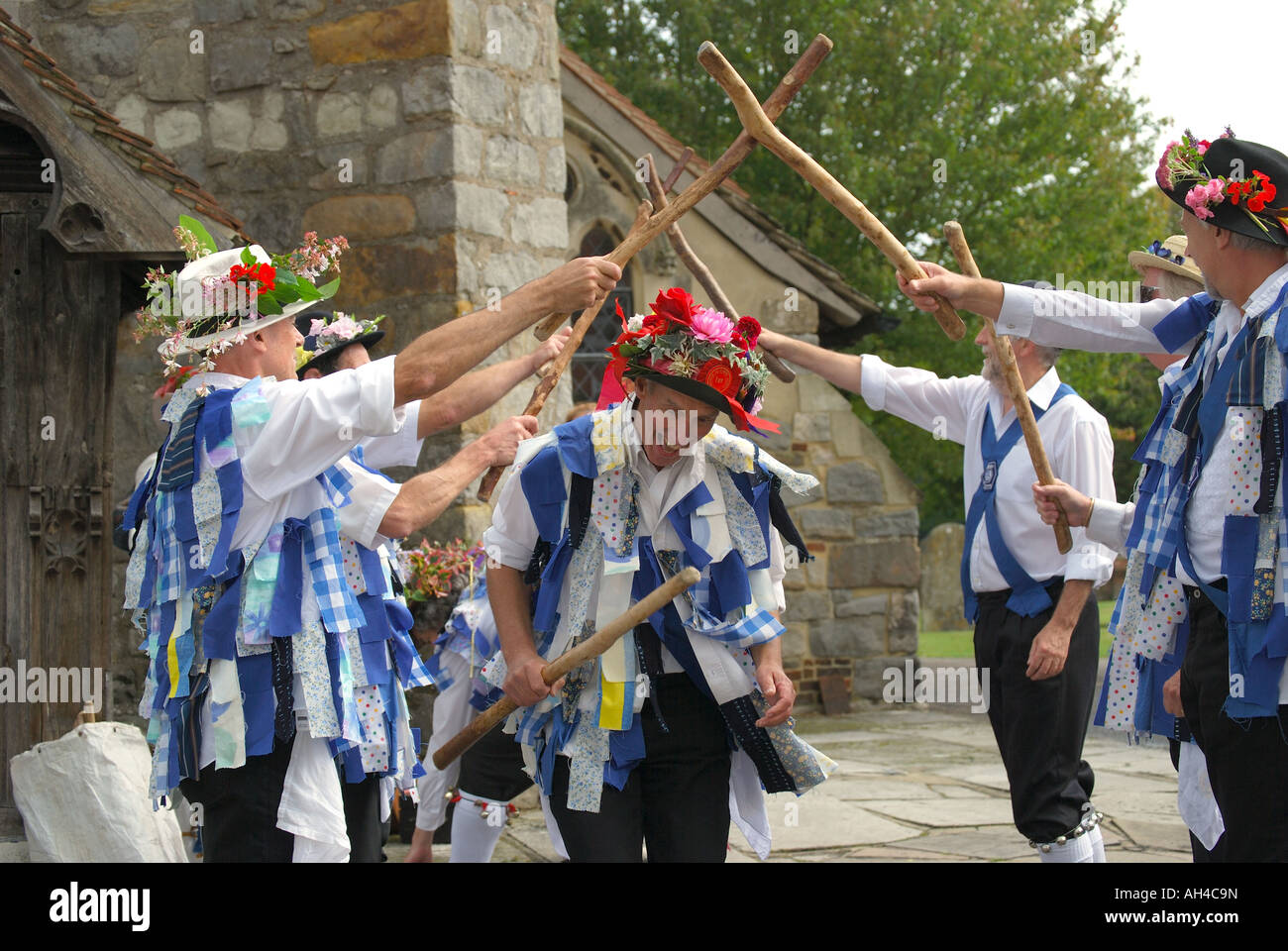 Morris Dancers performing, Chobham, Surrey, Angleterre, Royaume-Uni Banque D'Images