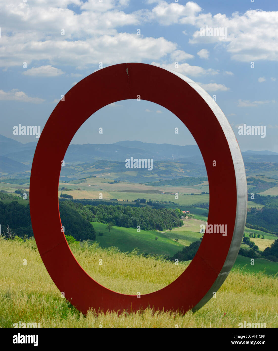Big Red O sculpture en campagne toscane avec vue sur vallée Elsa Italie Banque D'Images