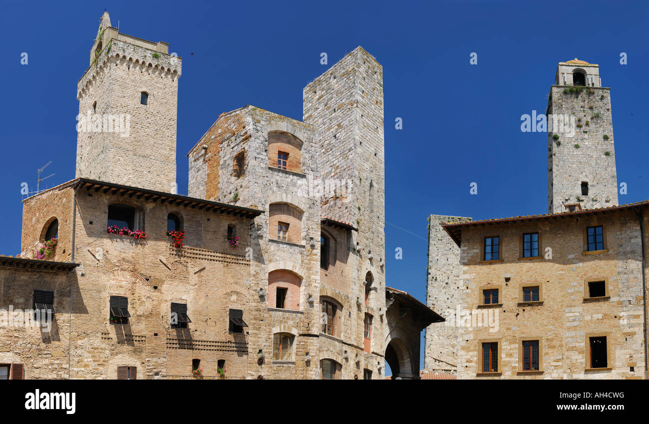 Panorama de Torri degli Ardinghelli tours jumelles de San Gimignano Cortesi Palace dans la Piazza della Cisterna Toscane Italie Banque D'Images