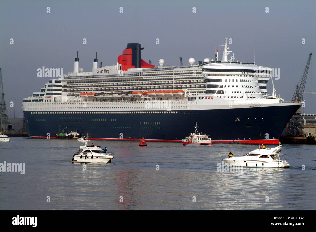Queen Mary 2 Cunards Paquebot Phare sur Southampton Water le sud de l'Angleterre Angleterre Europe Banque D'Images