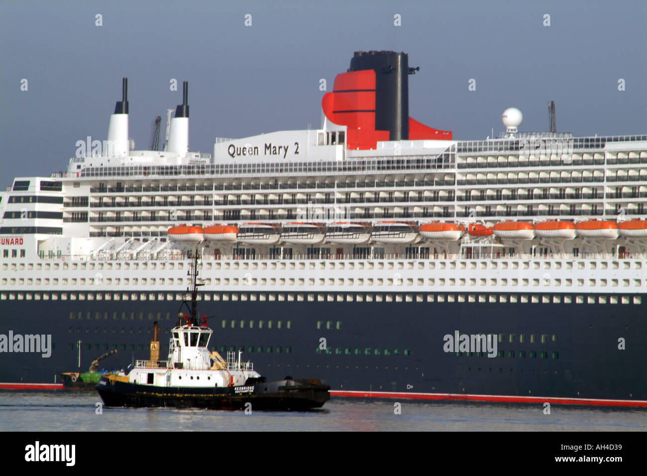 Queen Mary 2 Cunards Paquebot Phare sur Southampton Water avec le remorqueur Redbridge England UK Banque D'Images