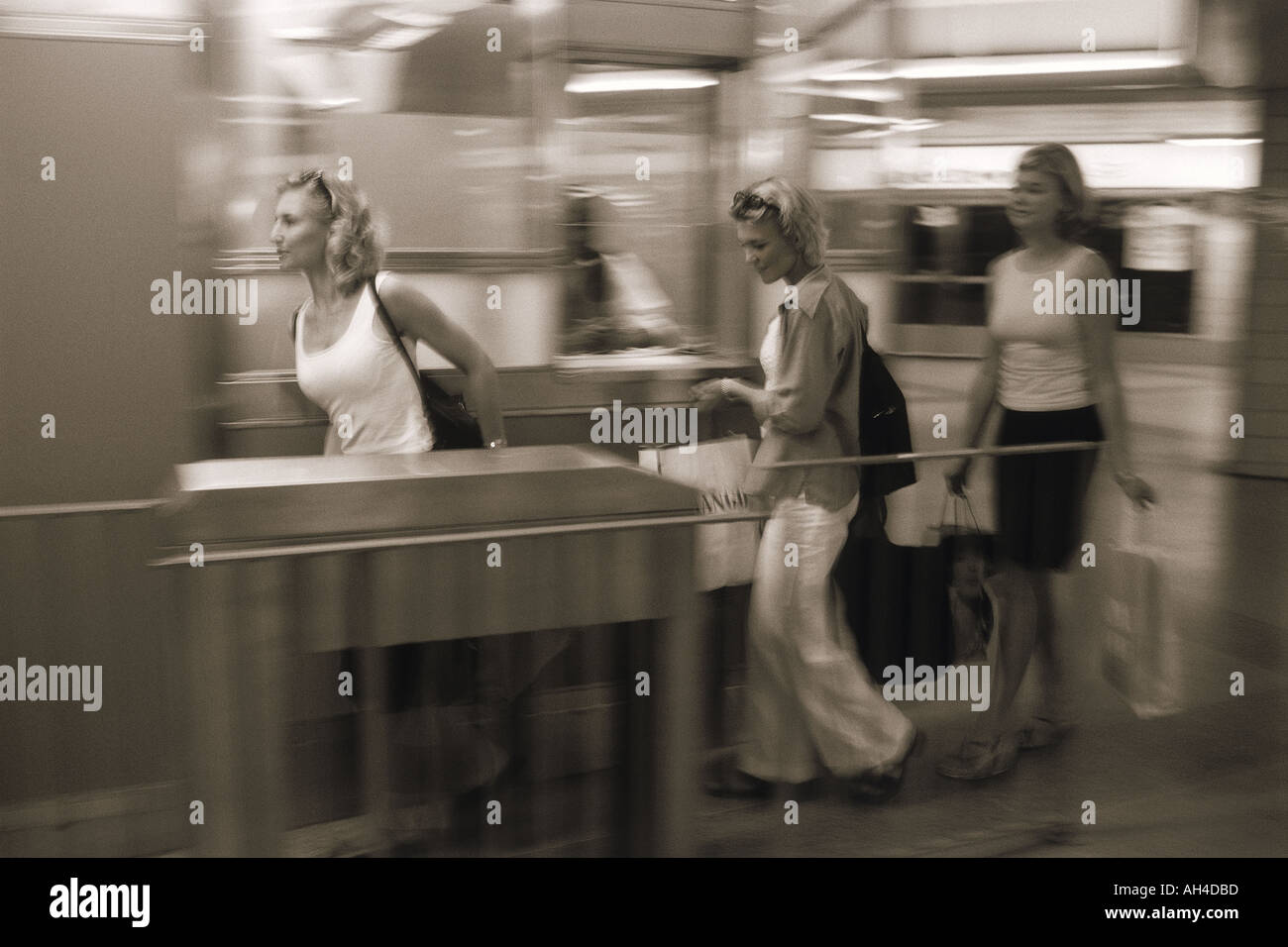 Trois femmes de la station de métro entrant à Stockholm Banque D'Images