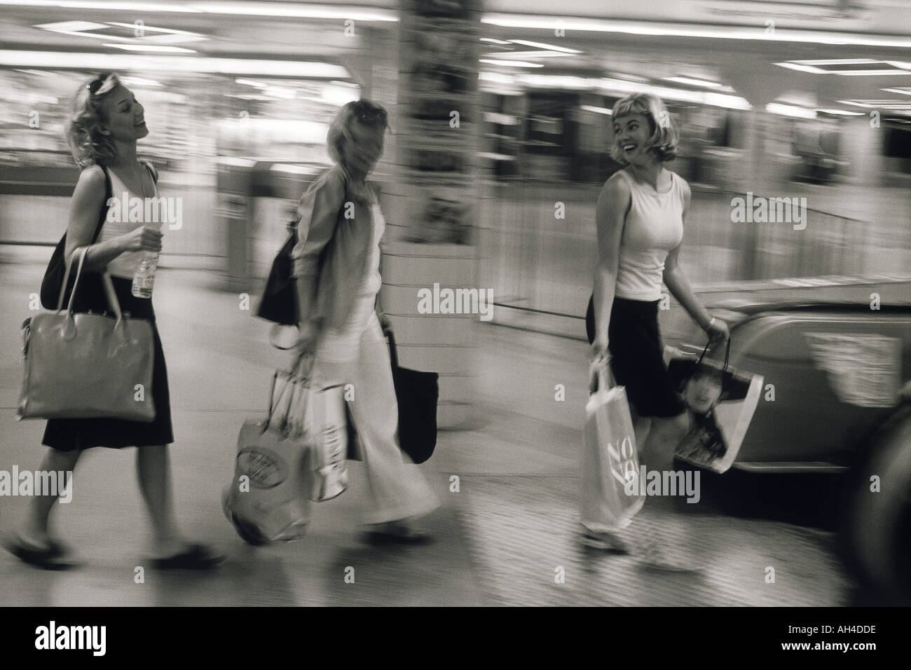 Trois femmes avec des sacs de shopping à la station de métro à Stockholm Banque D'Images