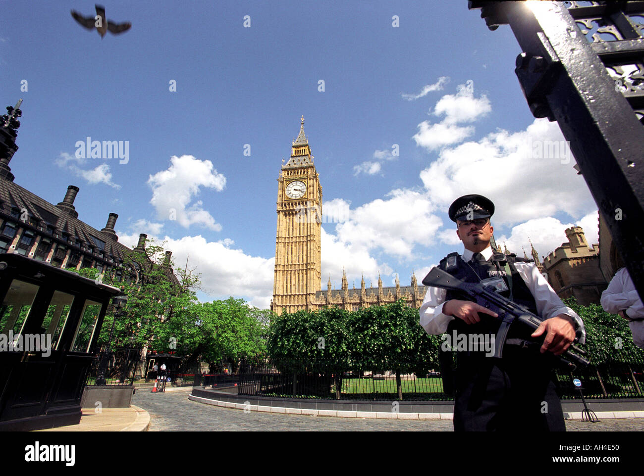 Un agent de police armés devant les Maisons du Parlement montrant Big Ben à Londres, Angleterre, Royaume-Uni Banque D'Images