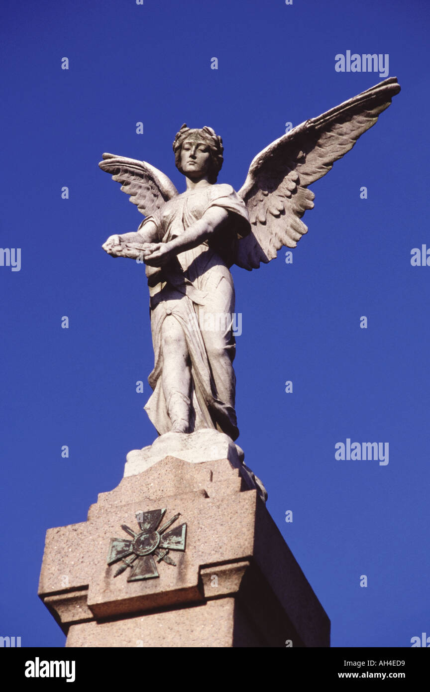 Belle ange deuil en haut d'un monument pour les gens qui sont morts dans la première guerre mondiale 1914 1918 Cassel dans le nord de la France Banque D'Images