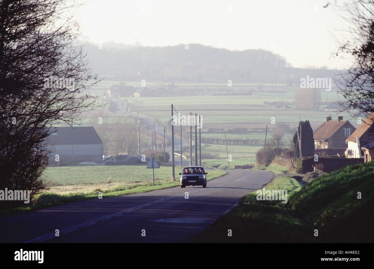 La campagne de Tourisme Flandre dans une petite voiture Renault 5 partie flamande du nord de la France l'Europe Banque D'Images