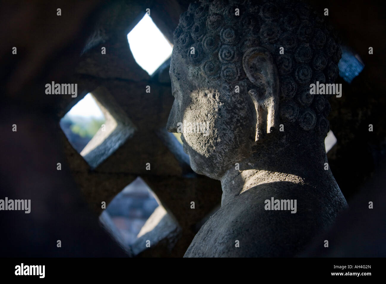 Statue de pierre à l'intérieur d'un stupa Borobudur Indonésie Banque D'Images