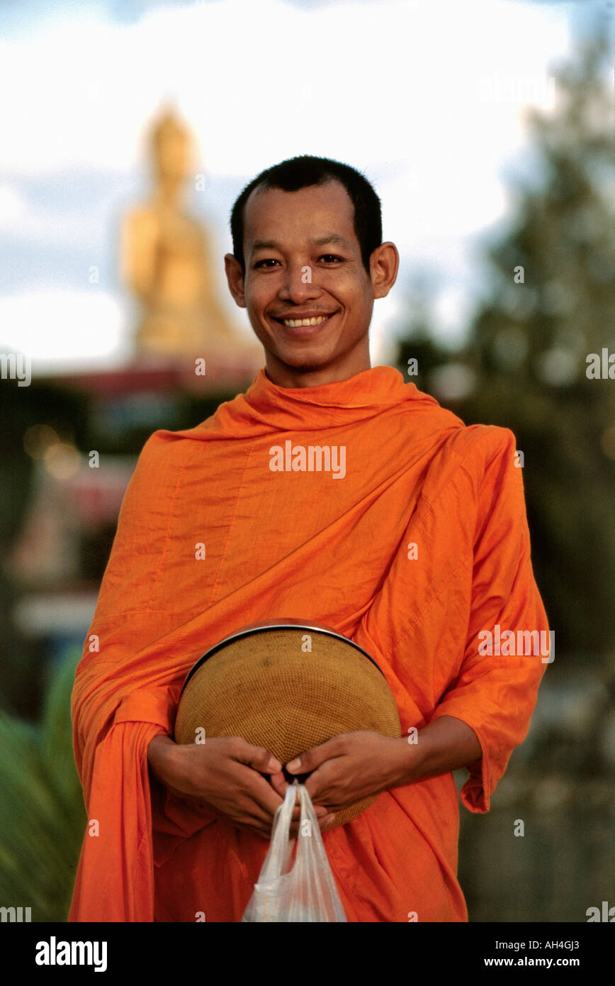 Smiling moine bouddhiste, l'île de Koh Samui, Thaïlande Banque D'Images