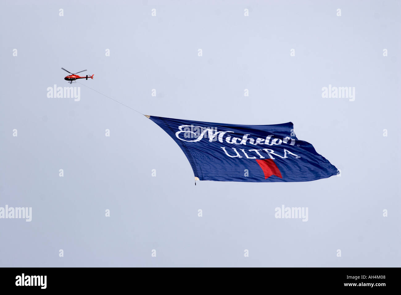 Publicité bière Michelob Ultra remorqué derrière un hélicoptère dans le ciel Banque D'Images