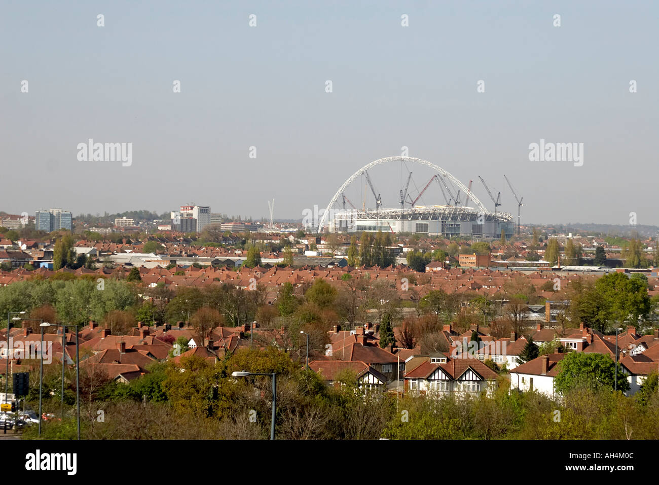 Le stade de Wembley avec nouveau arch et de grues en construction du sud London NW10 HA0 HA9 Angleterre Banque D'Images