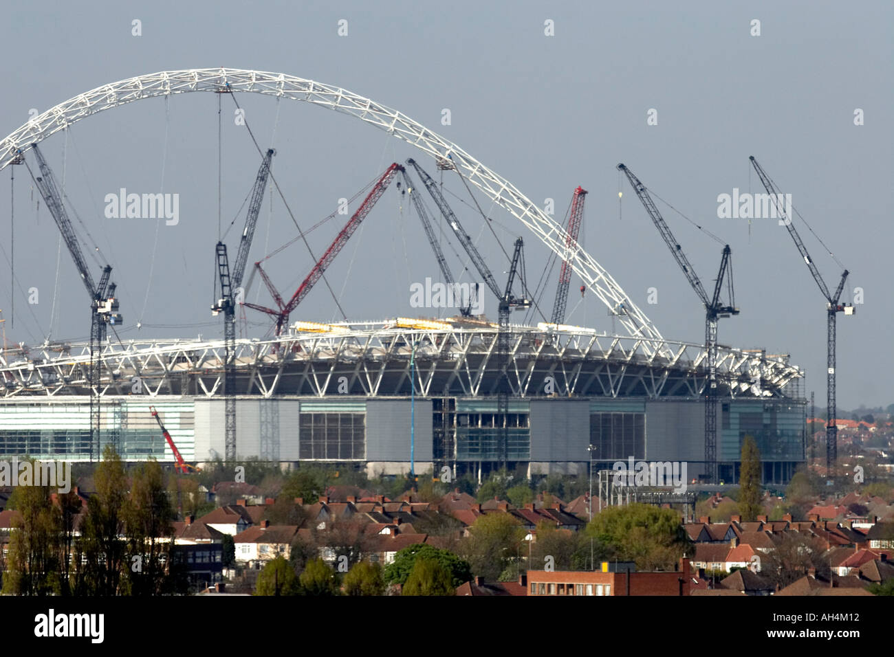 Le stade de Wembley avec nouveau arch et de grues en construction du sud London NW10 HA0 HA9 Angleterre Banque D'Images