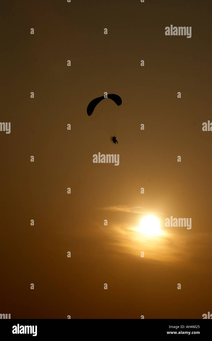 Lancé pied pilote paramoteur voler avec coucher de soleil près d'Alconbury Cambridgeshire Angleterre sports aventure paisible moment Banque D'Images