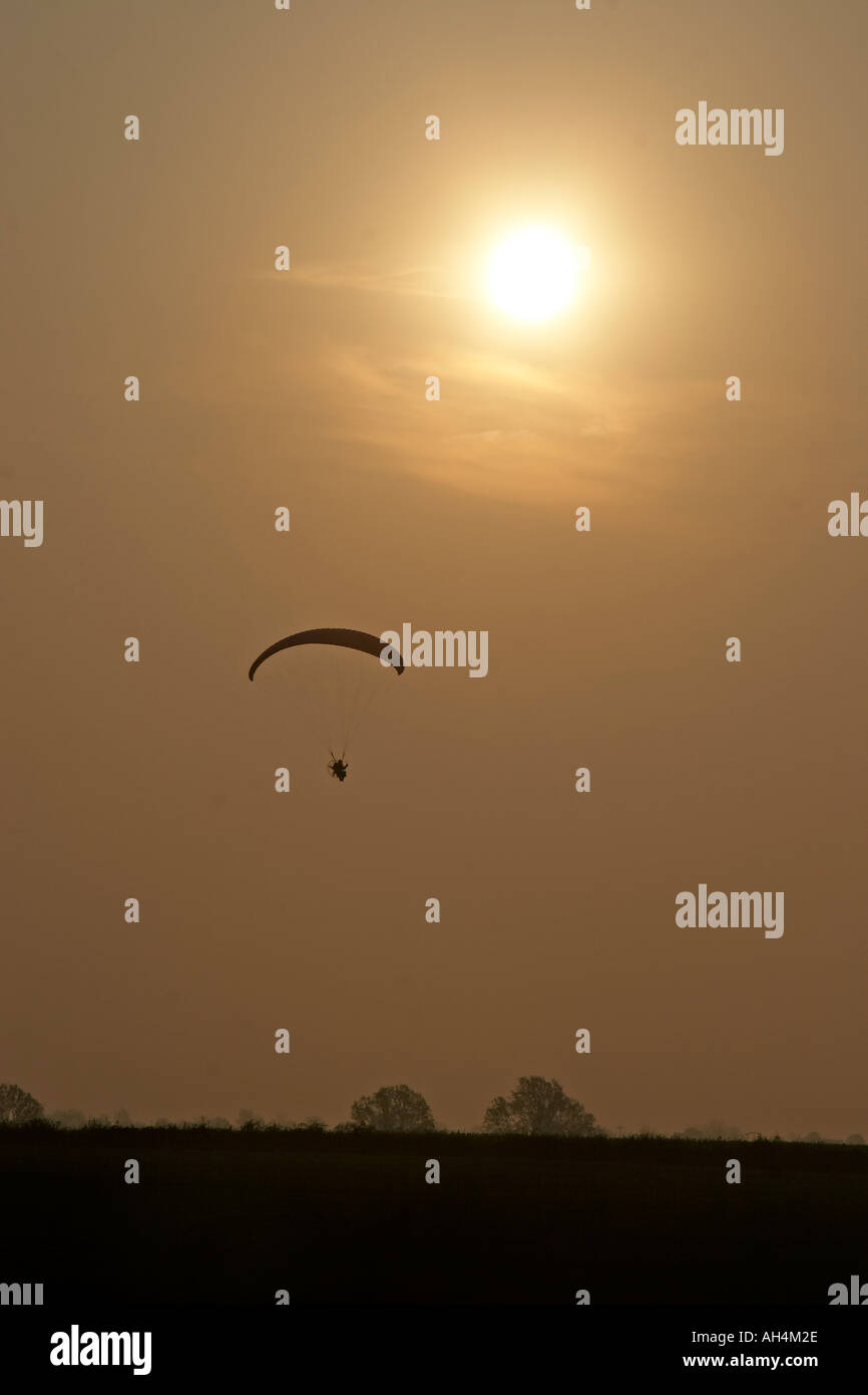 Lancé pied pilote paramoteur voler avec coucher de soleil près d'Alconbury Cambridgeshire Angleterre sports aventure paisible moment Banque D'Images