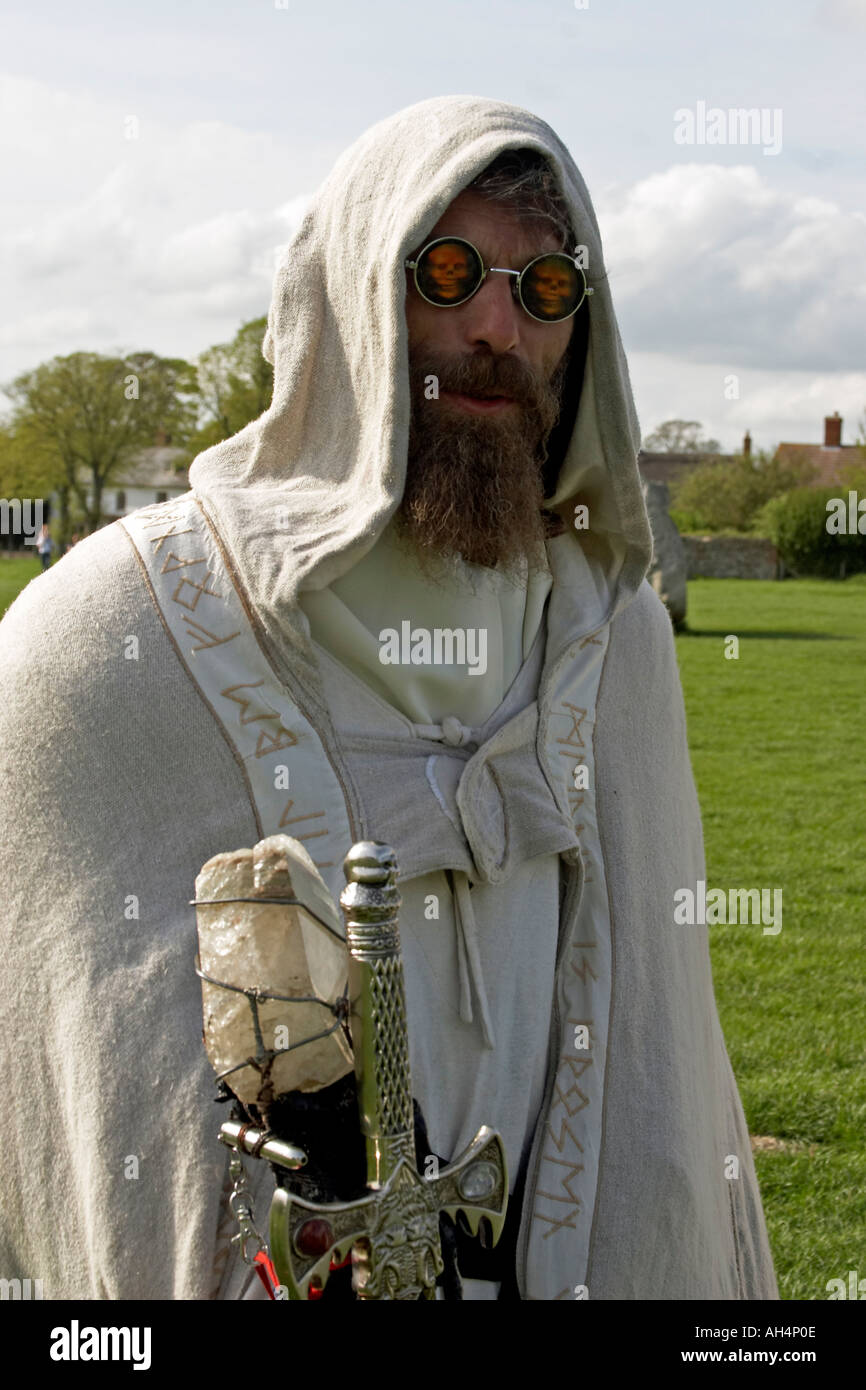 L'assistant de druide Merlin avec pagan hooded cloak épée et lunettes de  crâne pendant le festival Beltain à Avebury Stone Circle Anneau monument  néolithique plan du Wiltshire en Angleterre Photo Stock -