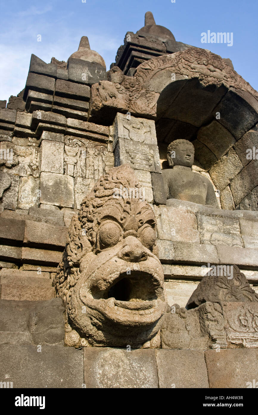 L'eau Gargouille de pierre de drainage et de Bouddha Borobudur Indonésie Banque D'Images