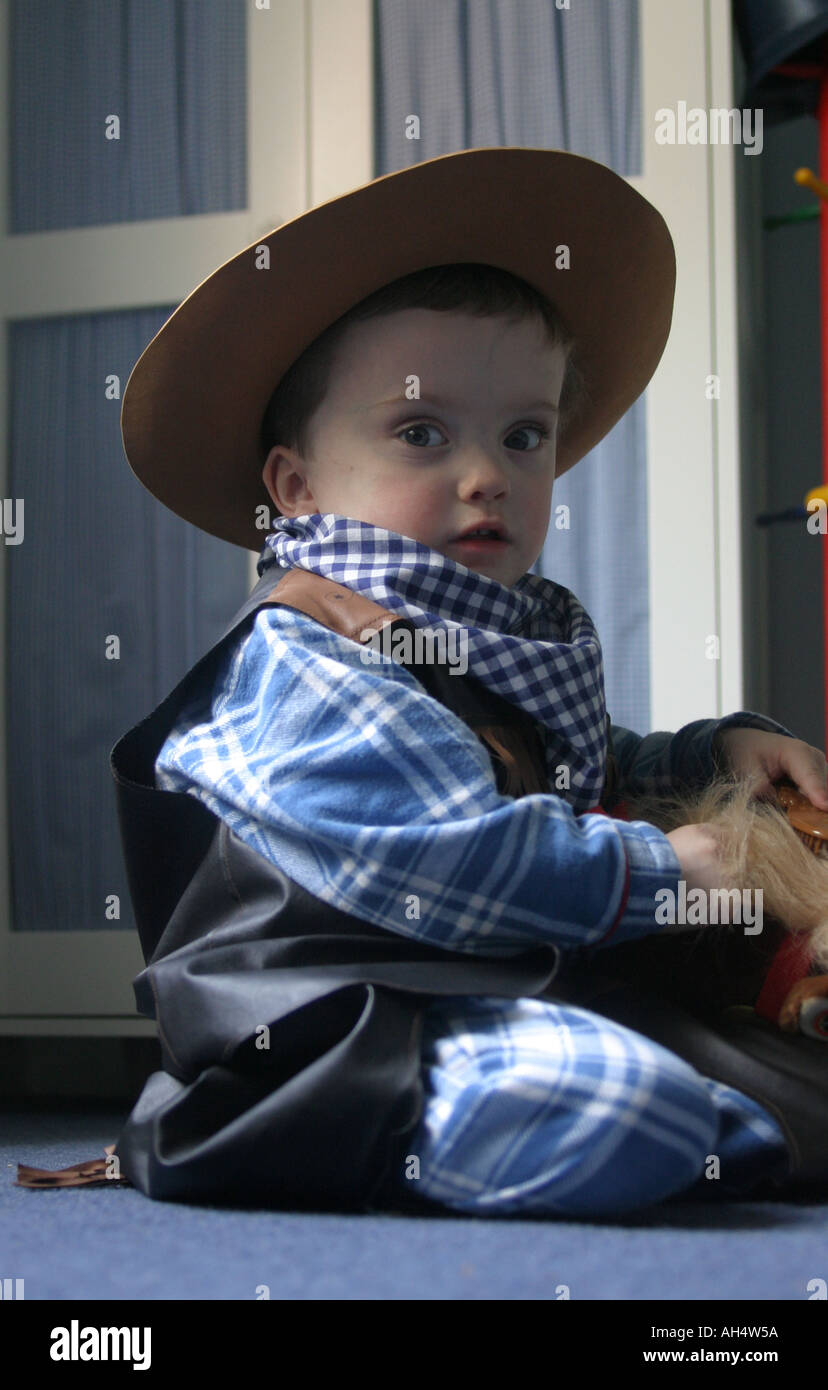 Lewis âgés de quatre vêtu de son costume de cow-boy Banque D'Images