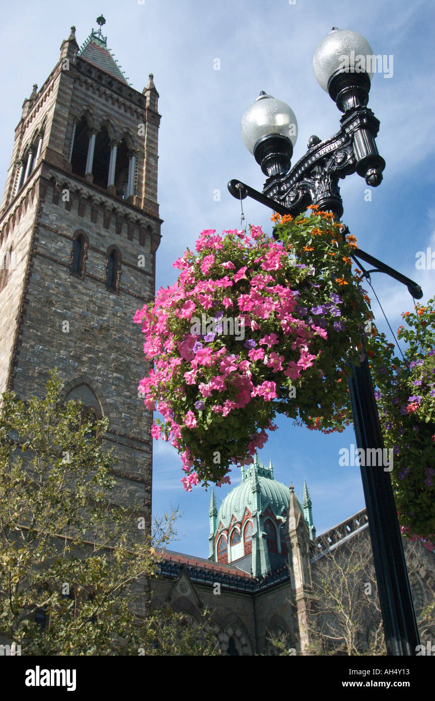 Lampe de rue et fleurs suspendues en face du Vieux Sud dans l'église de Boston Copley Square Banque D'Images