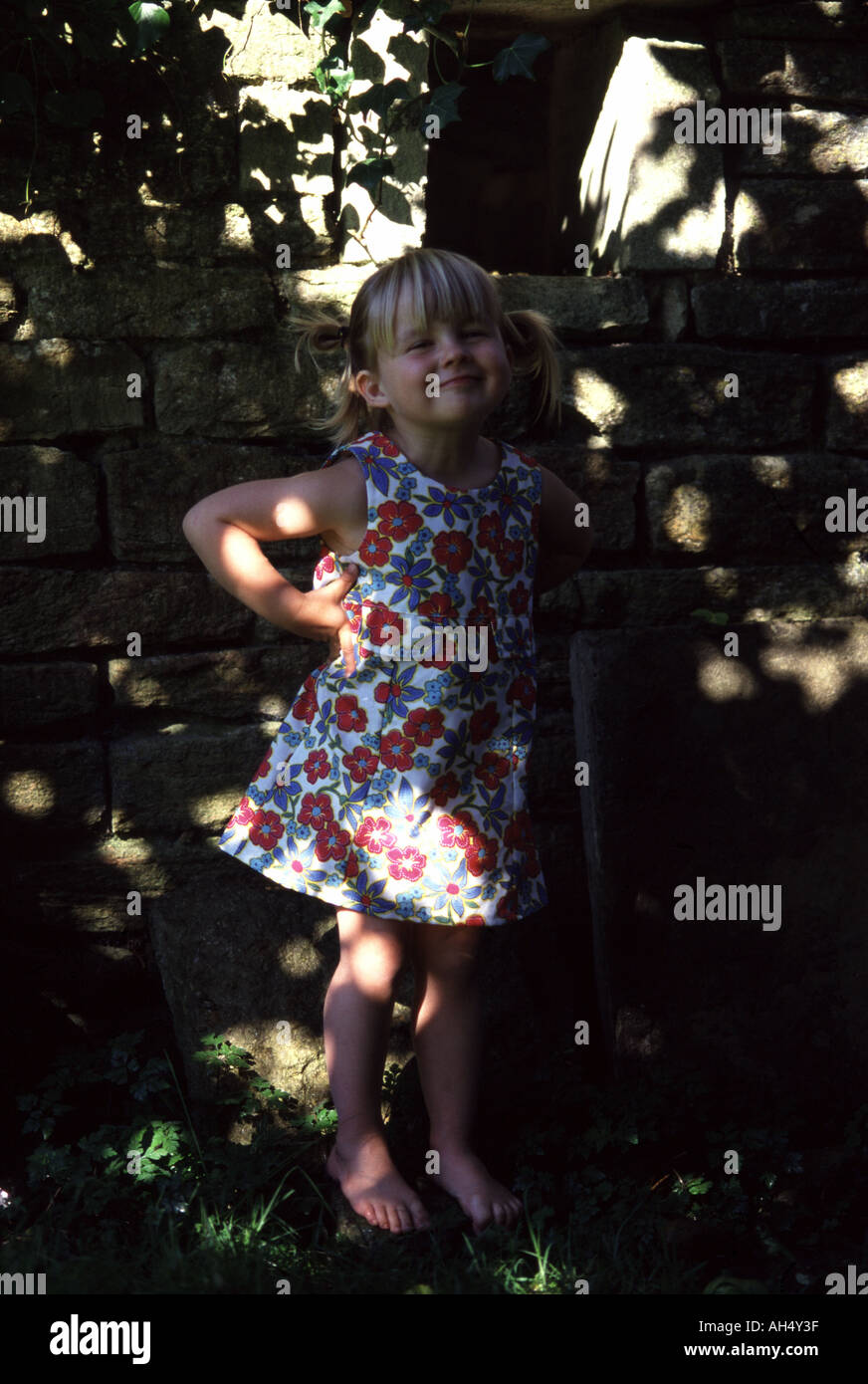 Portrait d'une jeune fille souriant et portant une robe d'été Banque D'Images