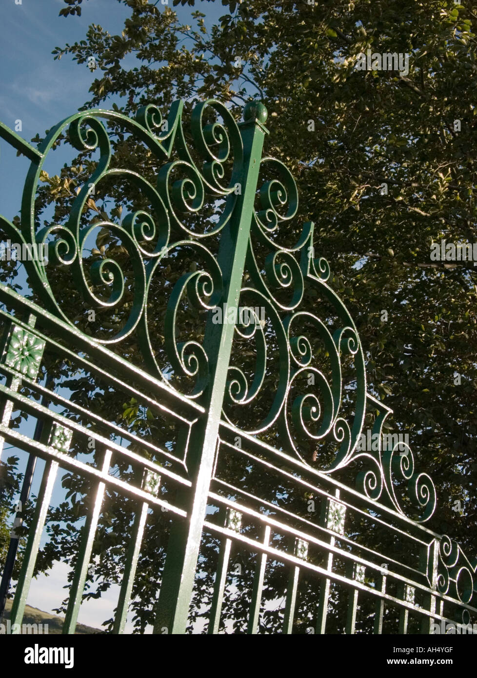 La ferronnerie ouvragée gate Plascrug soirée d'Aberystwyth park Banque D'Images