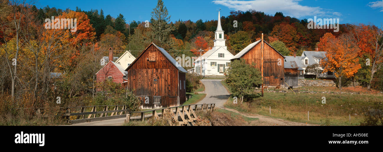 États-unis d'Amérique, New York, des granges et l'église du village dans la région de Waits River Banque D'Images