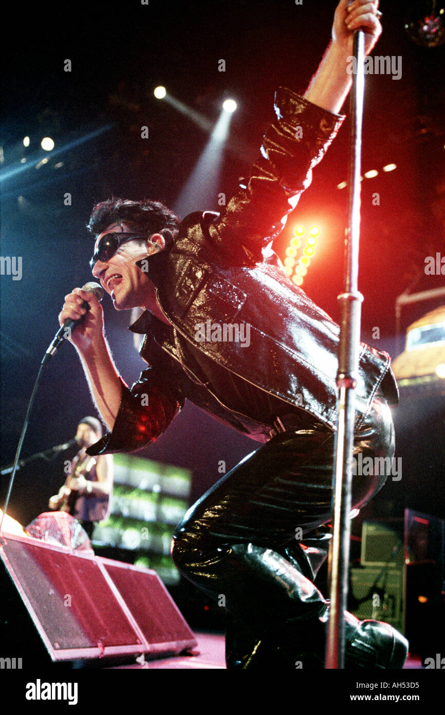 Bono du groupe de rock U2 sur l'exécution de leur zoo TV tour au National Exhibition Centre Birmingham Royaume-uni le 1 juin 1992 Banque D'Images