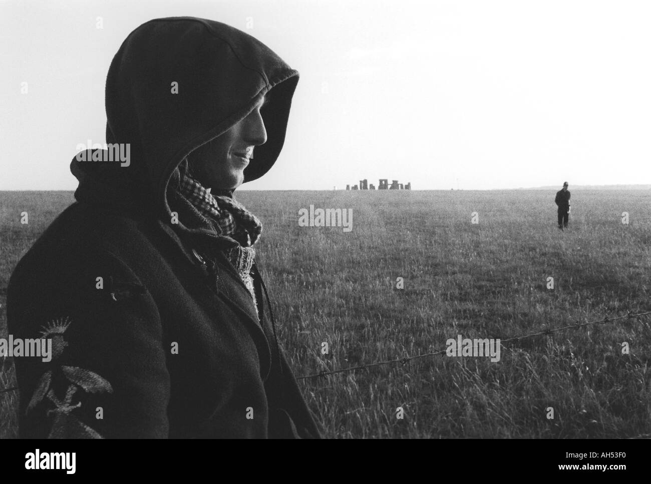Surround Police Stonehenge sur solstice d'été 1984 fêtards pour empêcher d'avoir accès à la pierre Banque D'Images