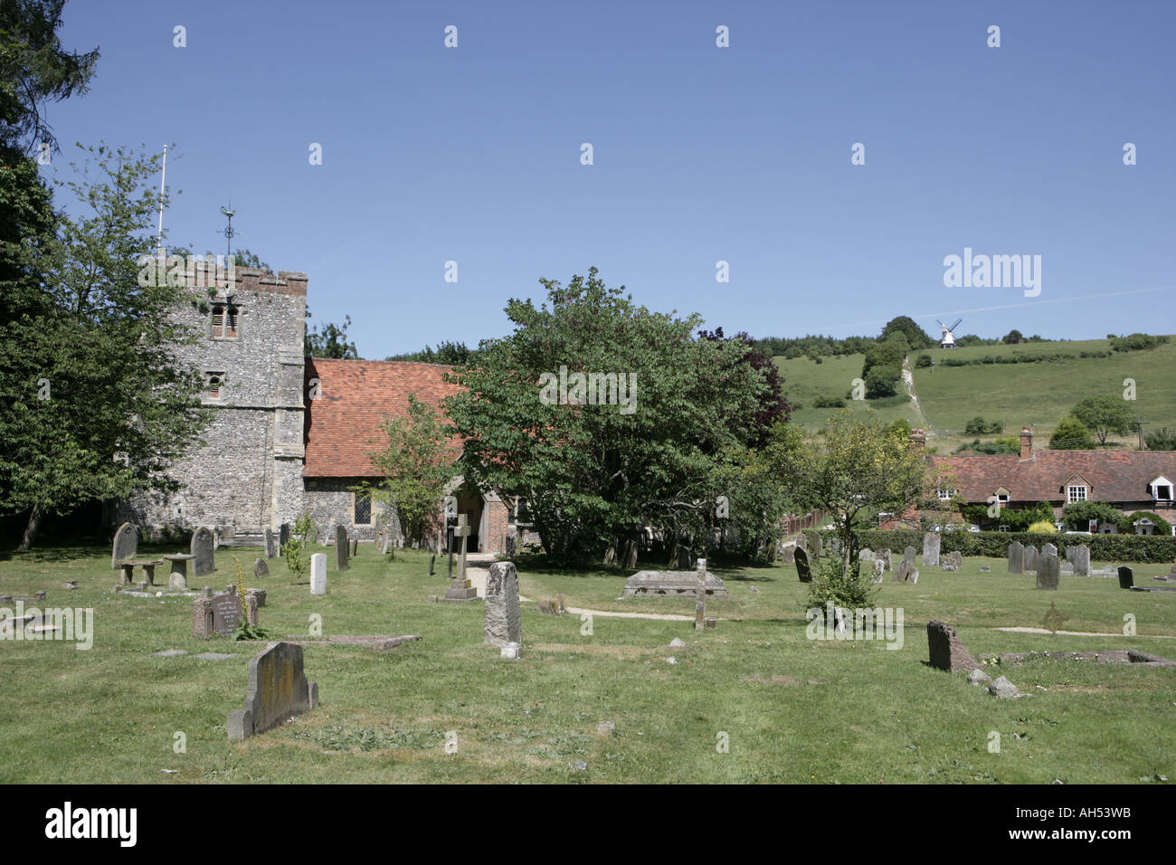 L'église St Mary dans le village de chiltern de Turville et moulin à vent sur la colline ont été utilisé de nombreux films et séries TV Banque D'Images