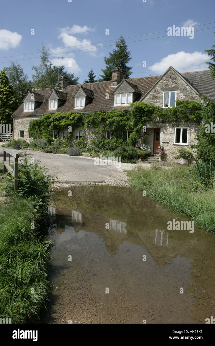 Un chalet au bord d'une rivière et sa Ford dans les Cotswolds hameau de Duntisbourne Rouse Banque D'Images