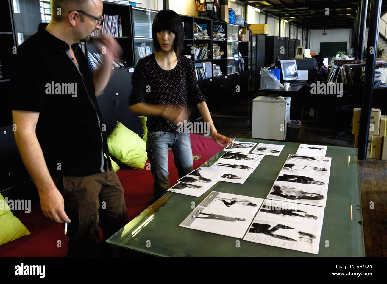 Discuter de la mise en page de magazines éditeurs chez China Interactive Media Group à Beijing en Chine. 24 Sep 2007 Banque D'Images