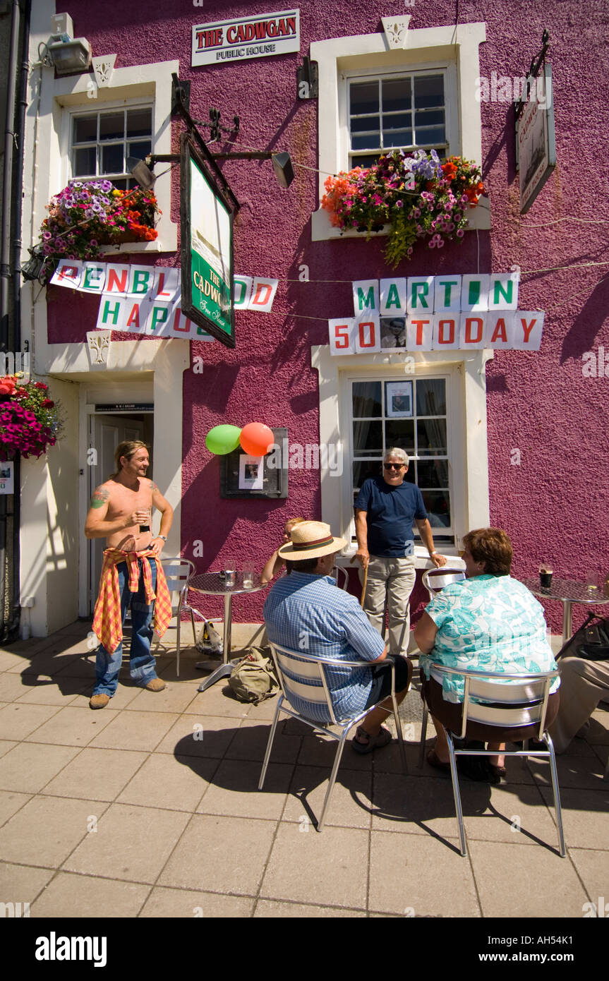 L'hôtel Cadwgan pub dans le Sunshine Aberaeron Ceredigion Cymru Wales - people celebrating 50e anniversaire Banque D'Images