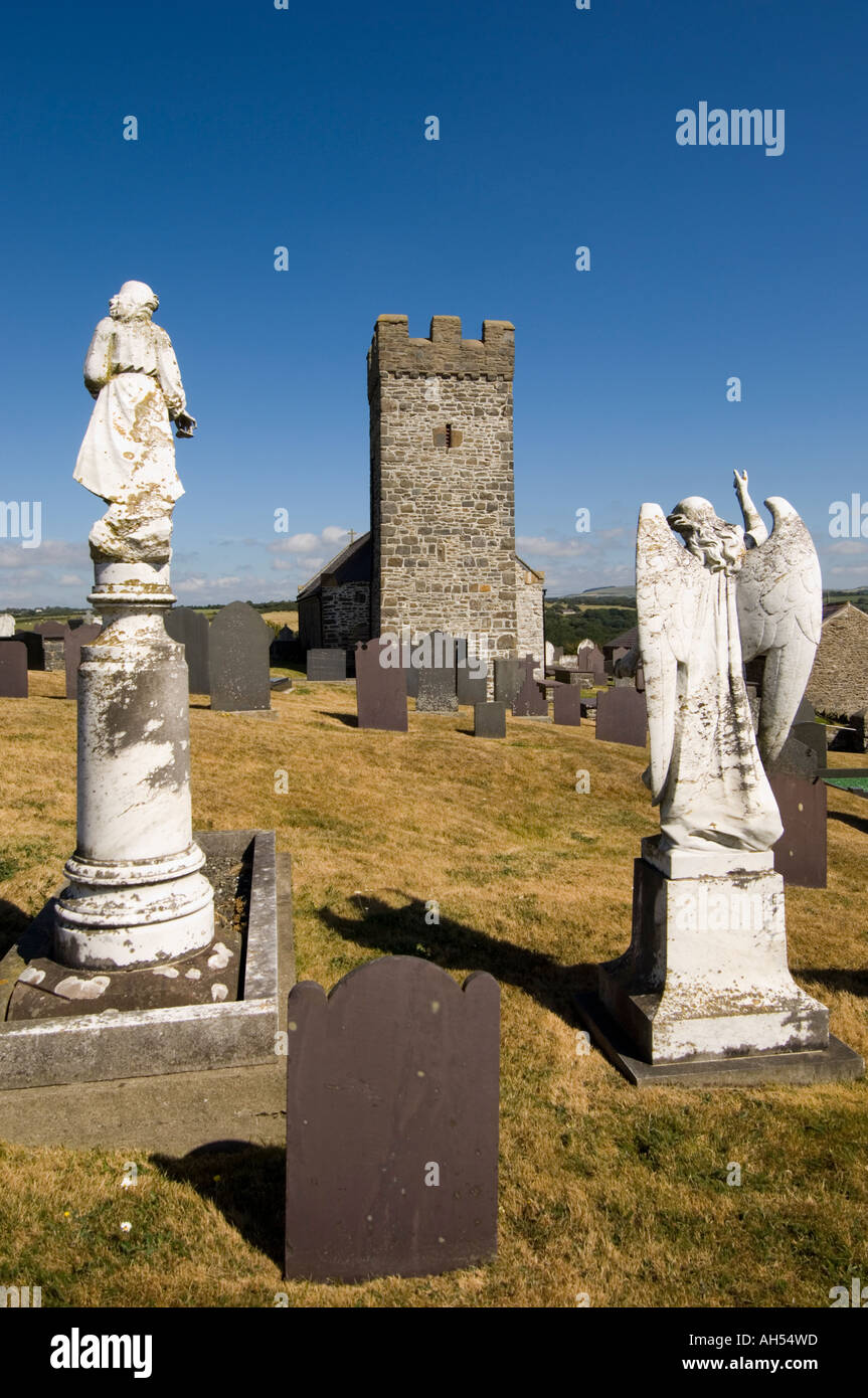 Statues de l'ère victorienne à l'église et le cimetière de Llanddewi Aberarth Ceredigion Pays de Galles cymru UK Banque D'Images