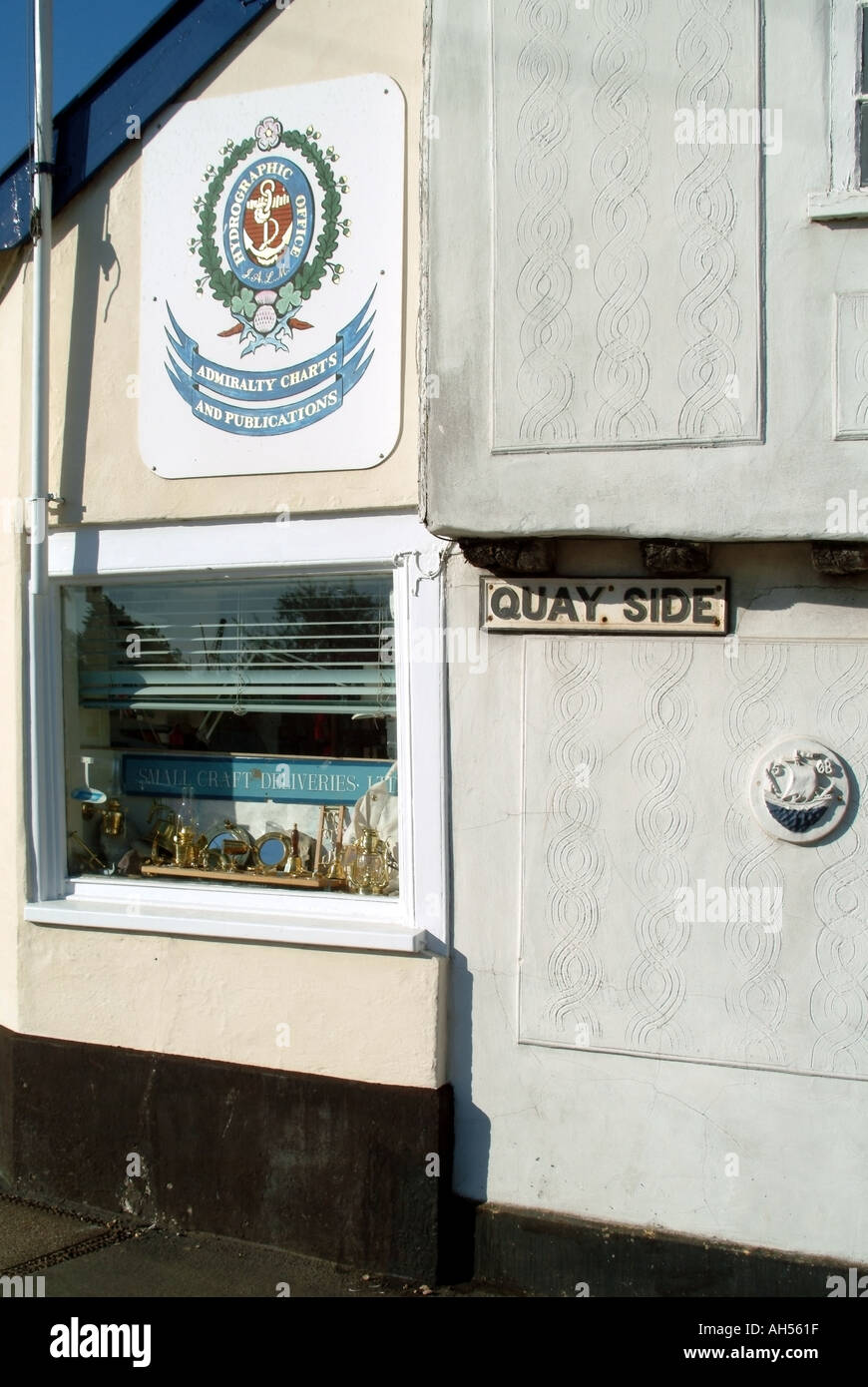 Quayside Woodbridge publicité signe et de l'amirauté hydrographique pargeting les cartes et publications sur les murs Banque D'Images